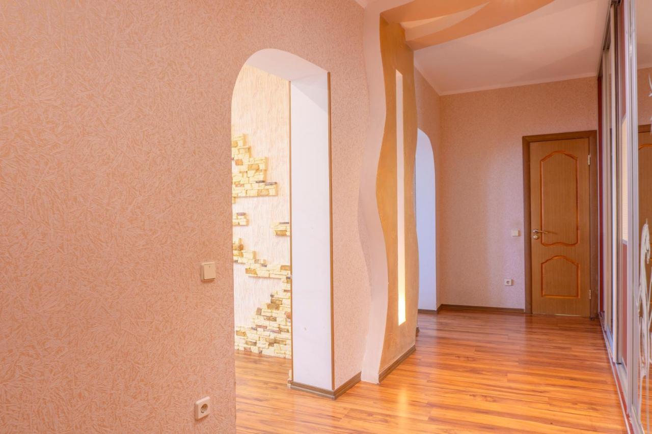 Big Studio Apartment Near River Mall Κίεβο Εξωτερικό φωτογραφία
